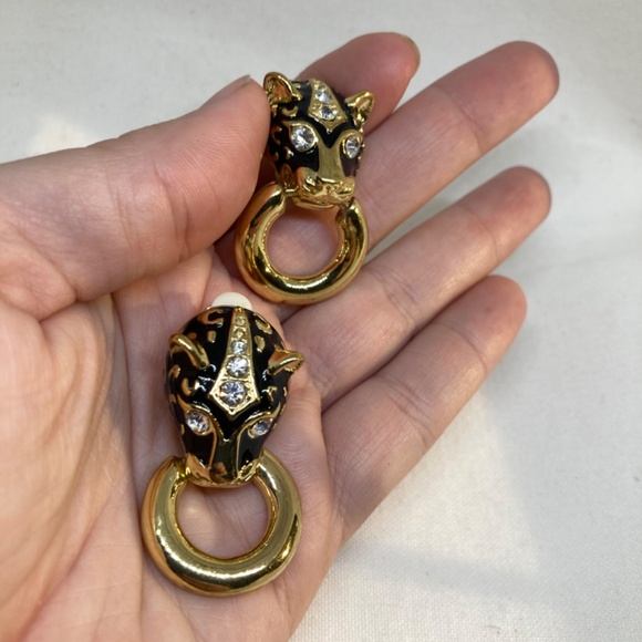 Kenneth J Lane GOLD BLACK ENAMEL CLIP EARRINGS | Panthère Classic 1980's Panther - Picture 3 of 13